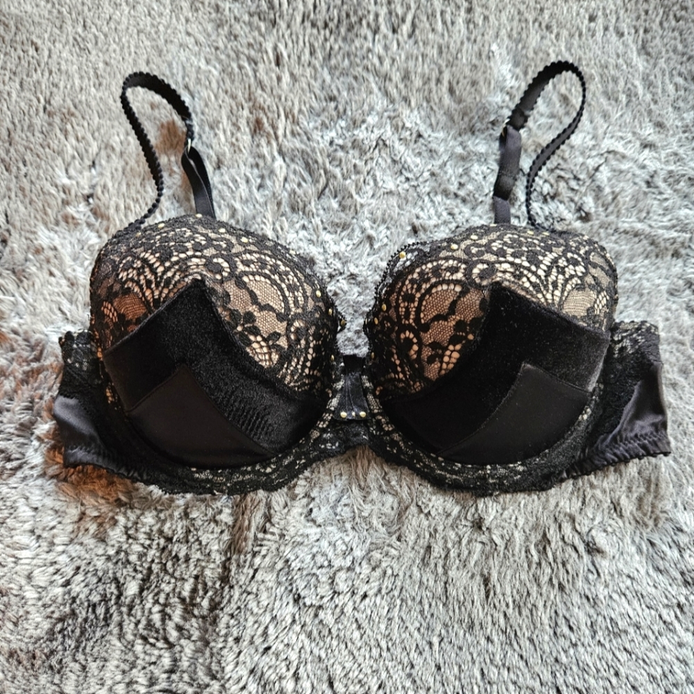 32D pleasure state White Label bra 32 D lace velvet gorgeous 😍